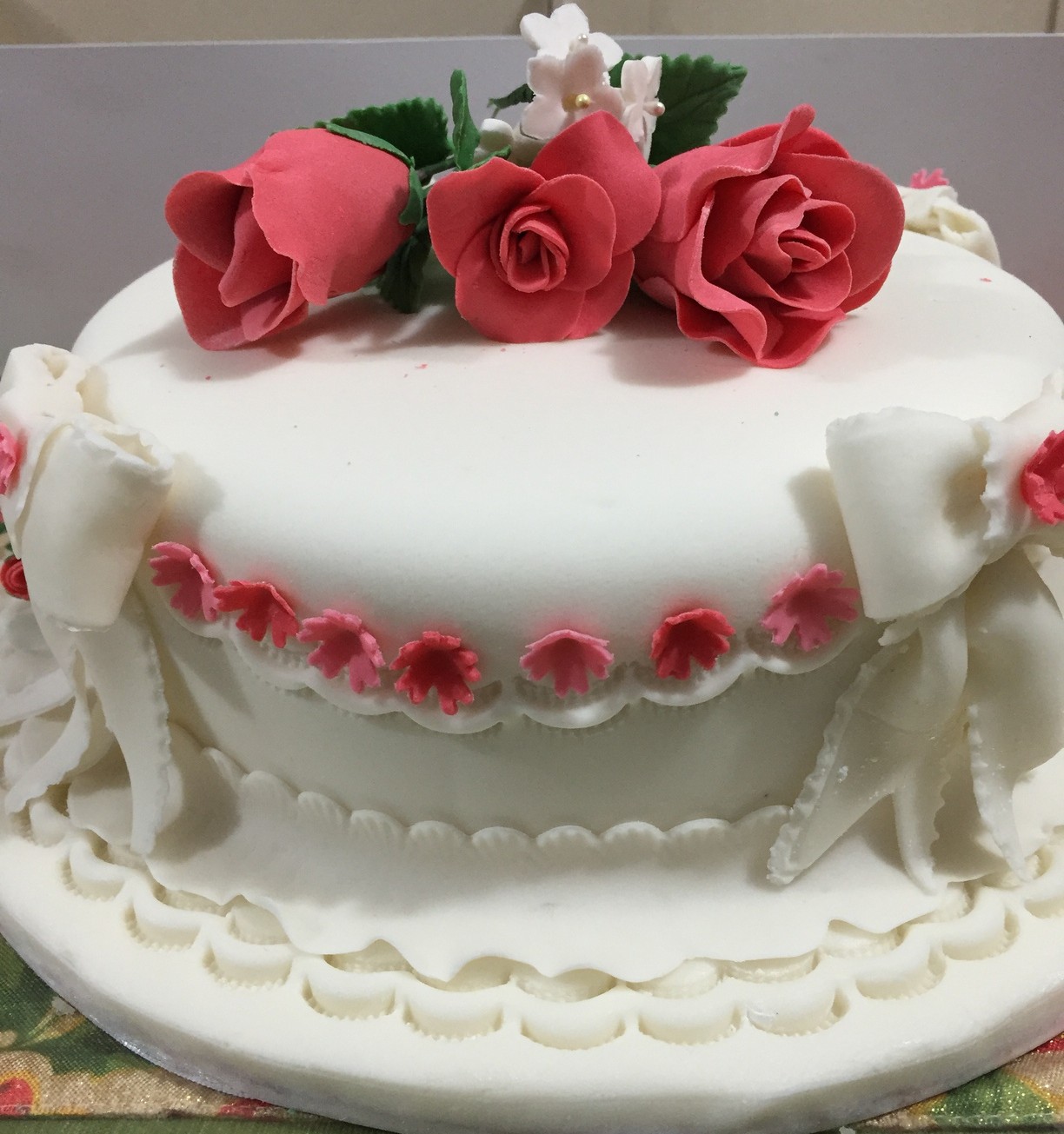 A white cake with pink roses

Description automatically generated with low confidence
